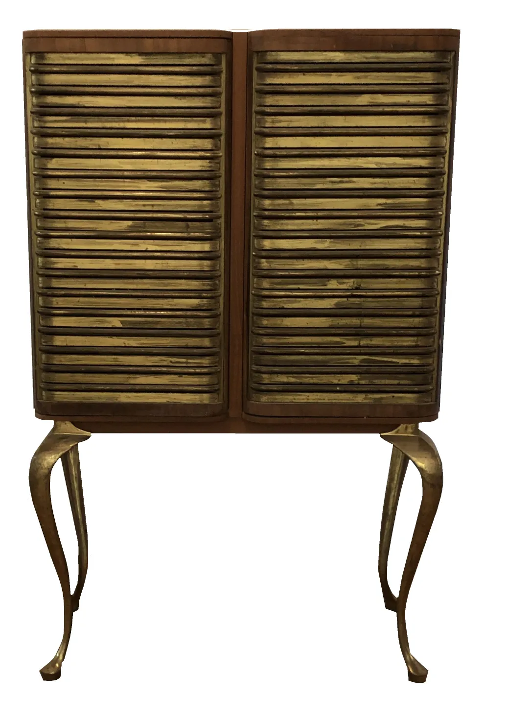 Bar antigo com pernas douradas e design elegante