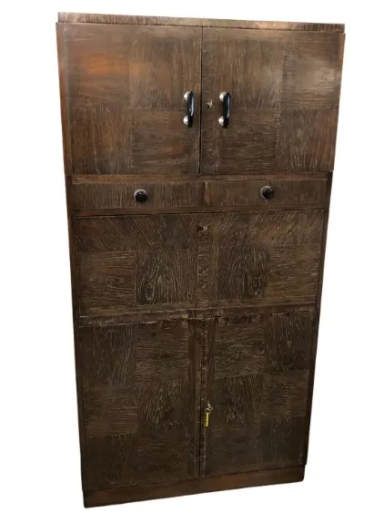 Antiker Holz-Cocktailschrank mit zwei Türen und Schubladen.