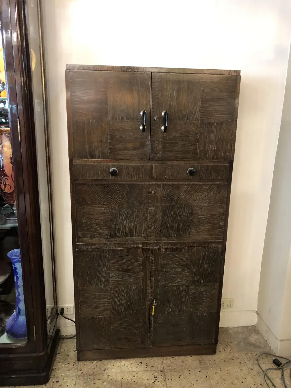 Antiker Holzbarschrank mit klassischen Details in der Dekoration.