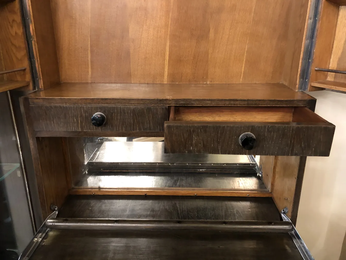 Antiker Bar aus Holz mit zwei Schubladen und Spiegeln.