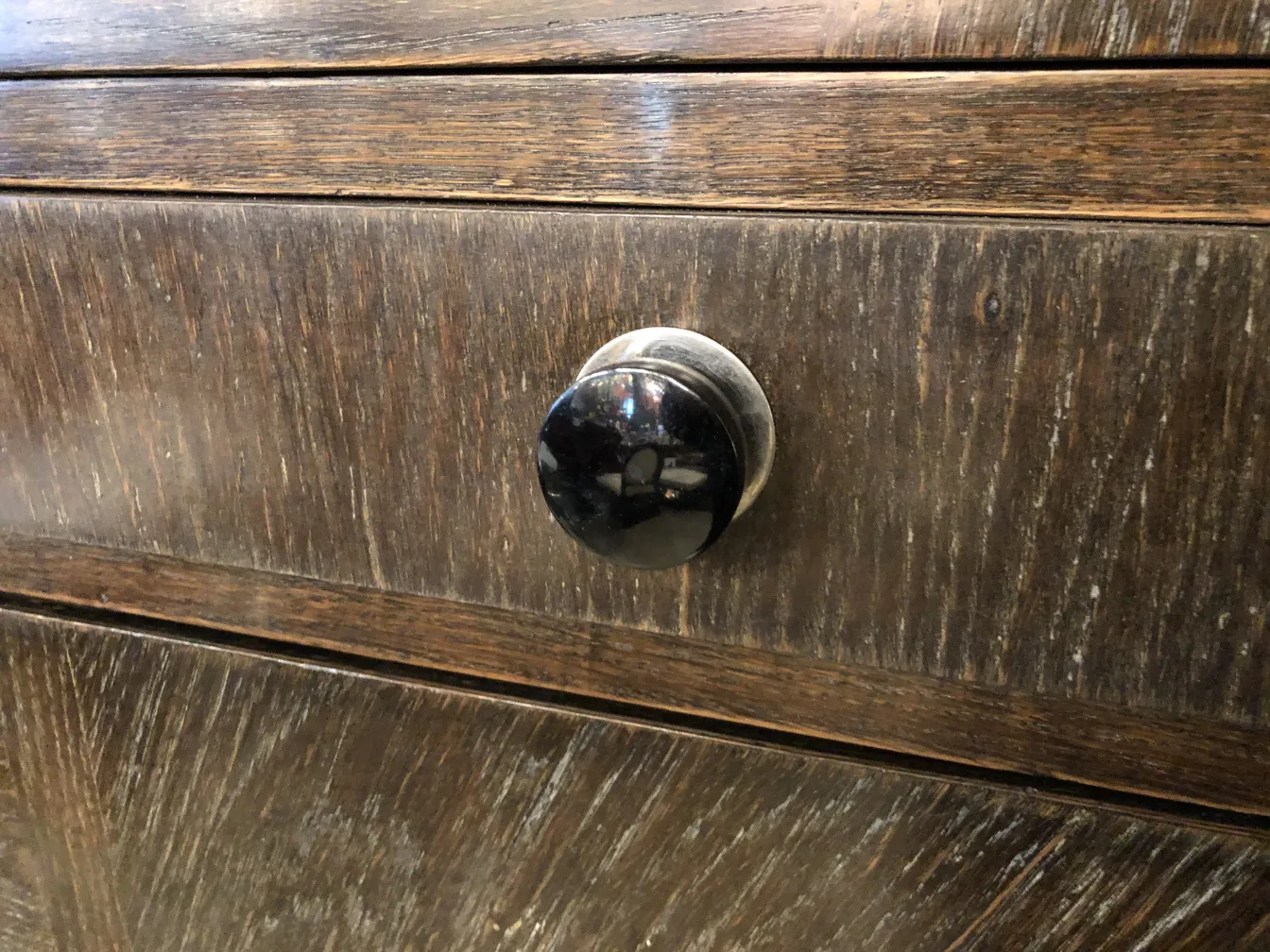 meuble à cocktail ancien avec poignée noire et design élégant