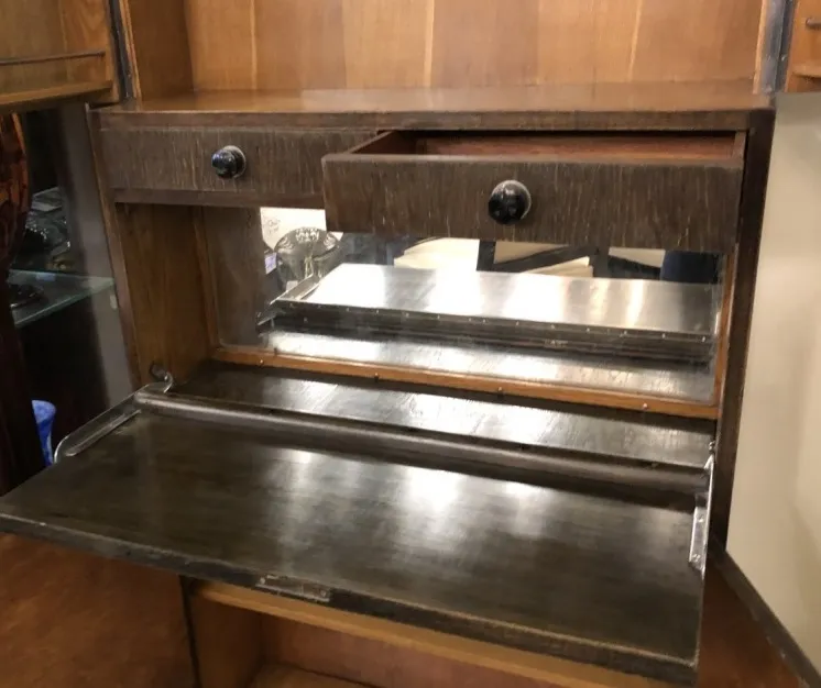 Antique bar with mirrors and wooden finish, featuring two compartments. Ideal space for beverage storage.