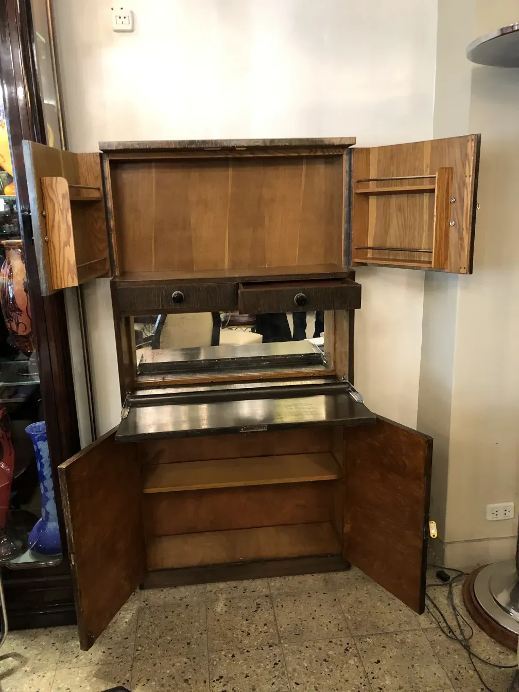 Mueble bar antiguo con espejo y espacio interior