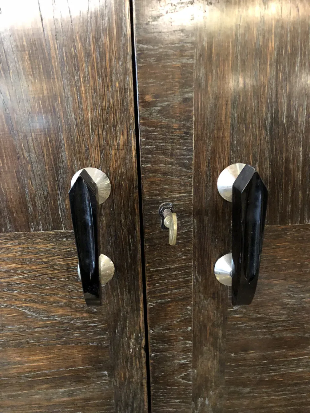 Détail d'un meuble à cocktail ancien avec poignées et verrou