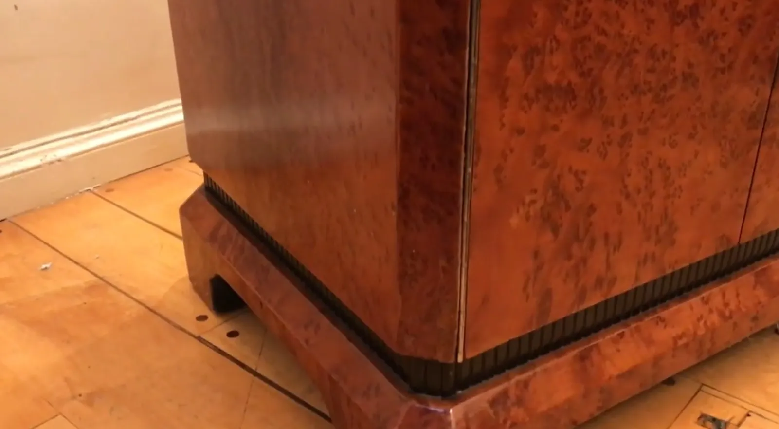 Mueble bar antiguo de madera, elegante y funcional, en un ambiente clásico.