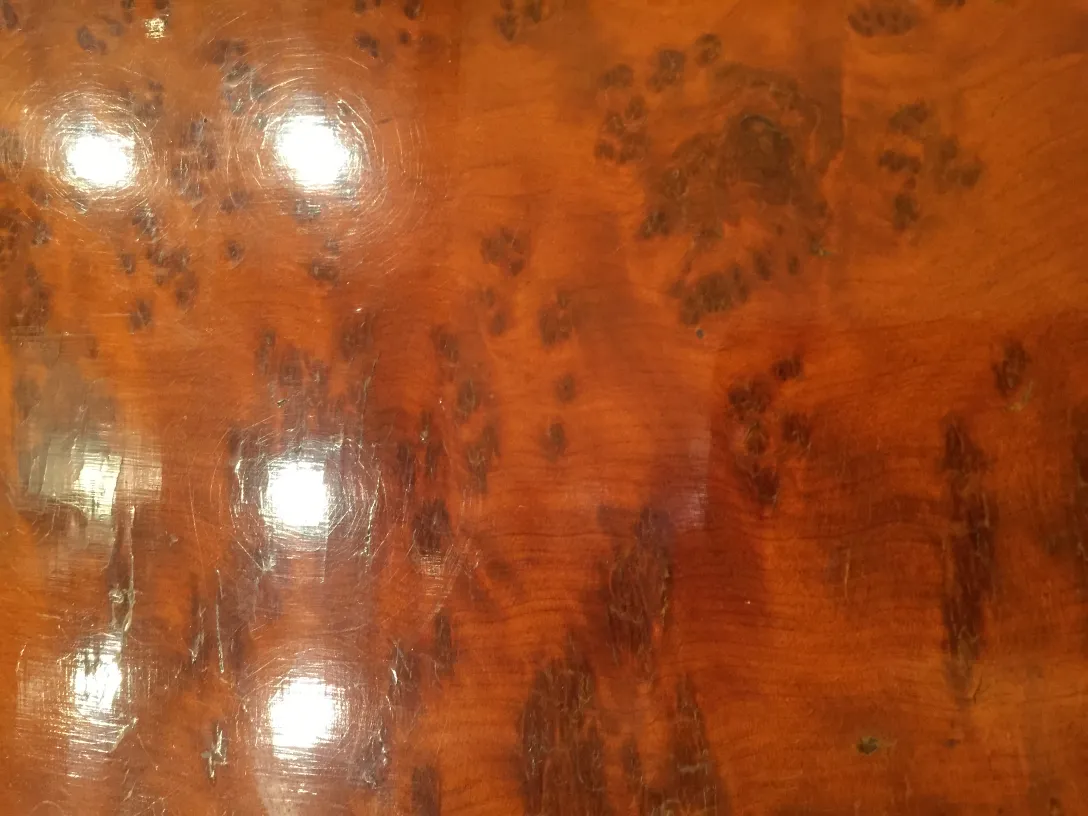 Bar antigo com superfície brilhante e detalhada