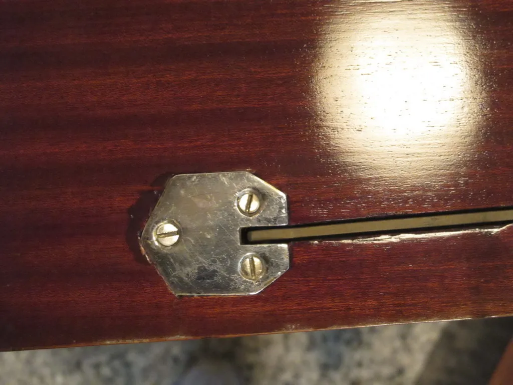 Détail d'un meuble à cocktail ancien avec verrou métallique.