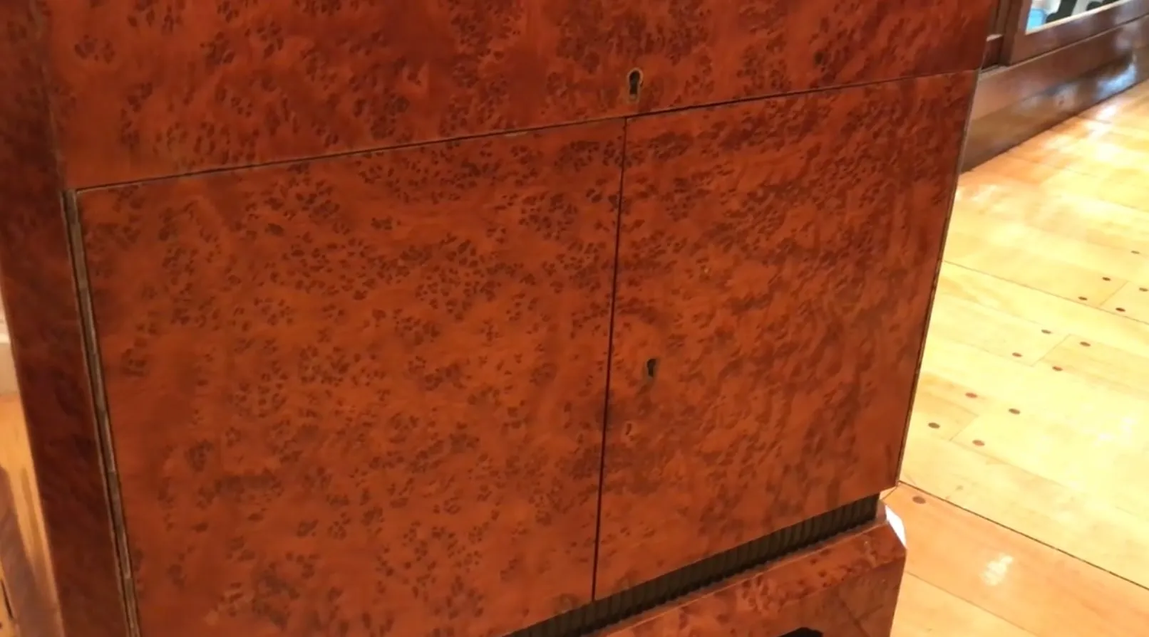 पुराना कॉकटेल कैबिनेट, सुरुचिपूर्ण डिजाइन और जटिल विवरण।