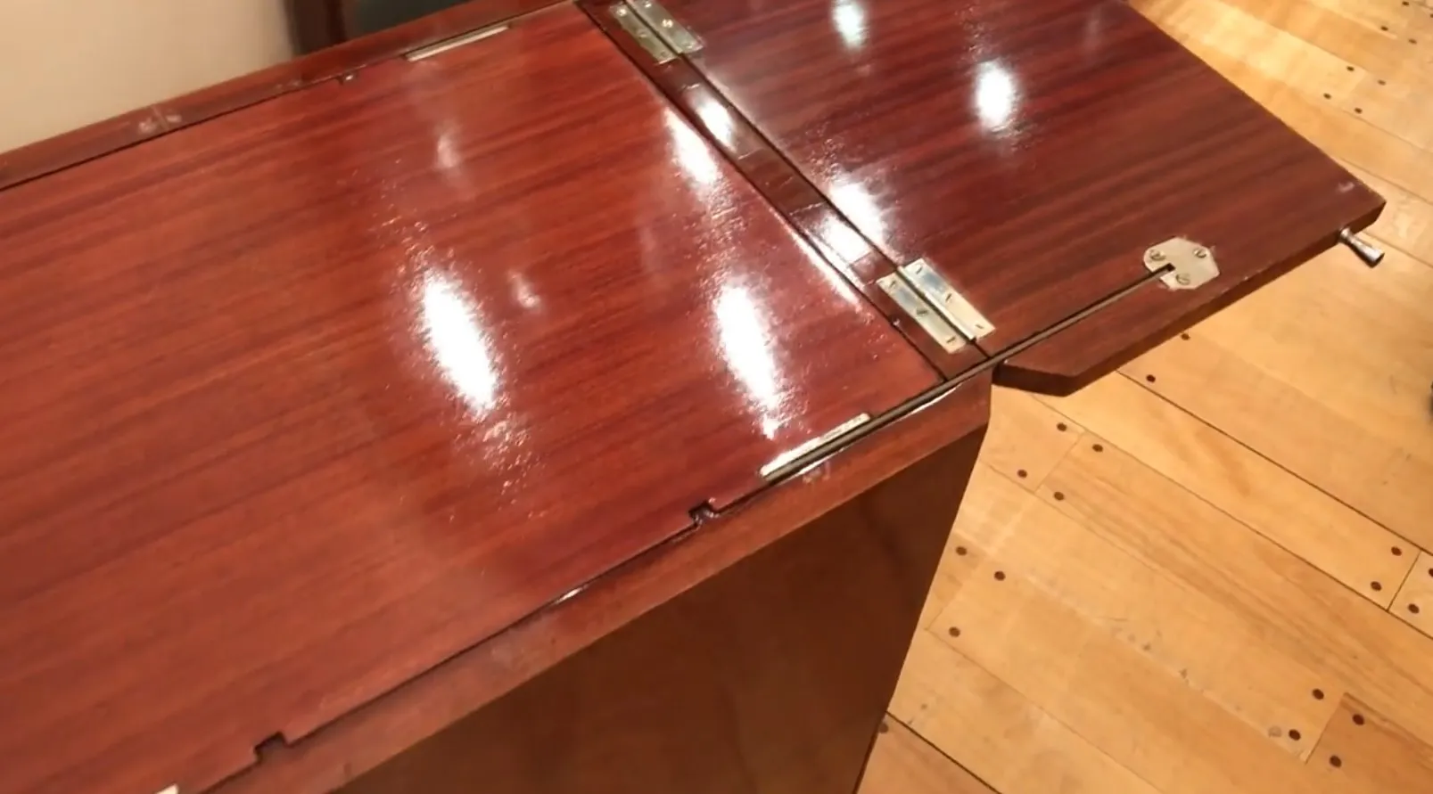 Antiker Bar mit glänzender Oberfläche, perfekt für die Dekoration.