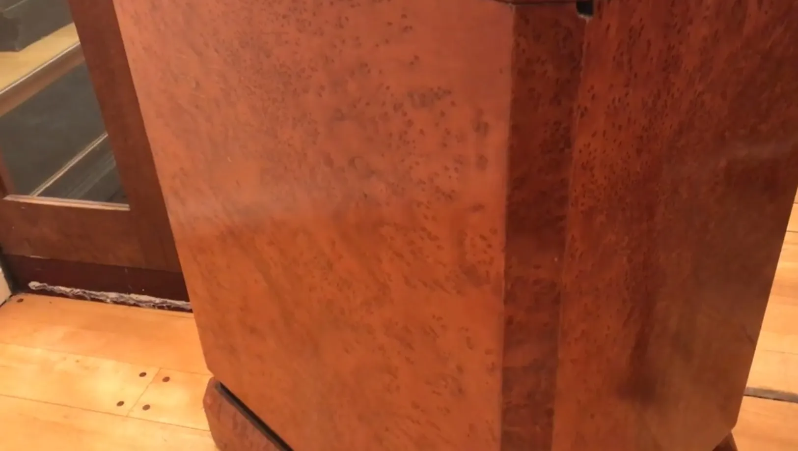 Bar antigo com design elegante e detalhes únicos em madeira. Ideal para um ambiente clássico.