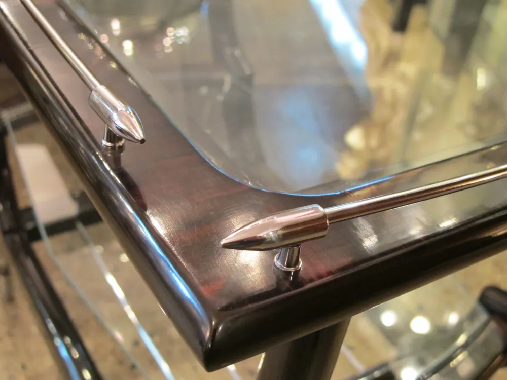 Meuble à cocktail antique avec détails en argent et verre.