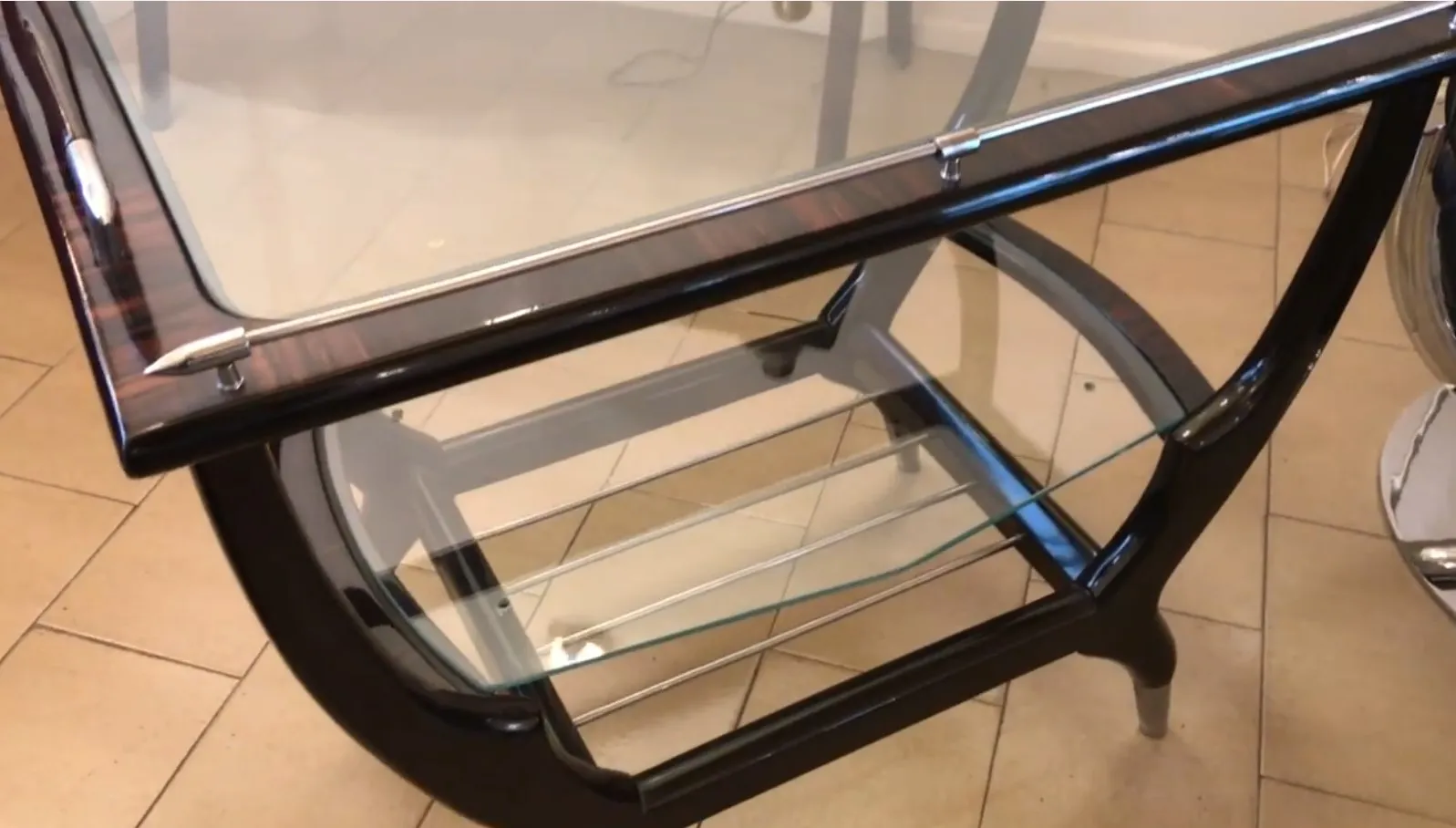 Antiker Cocktailschrank mit Glasoberfläche und Regalen.