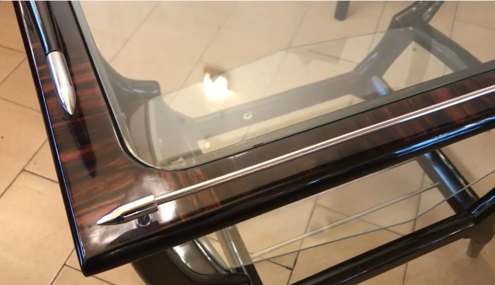 Meuble à cocktail ancien avec plateau en verre et design élégant