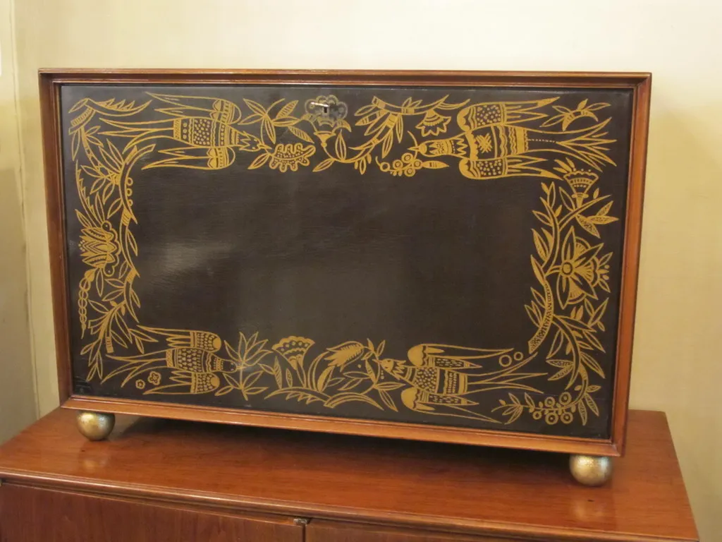 Meuble à cocktail ancien avec un design floral doré élaboré