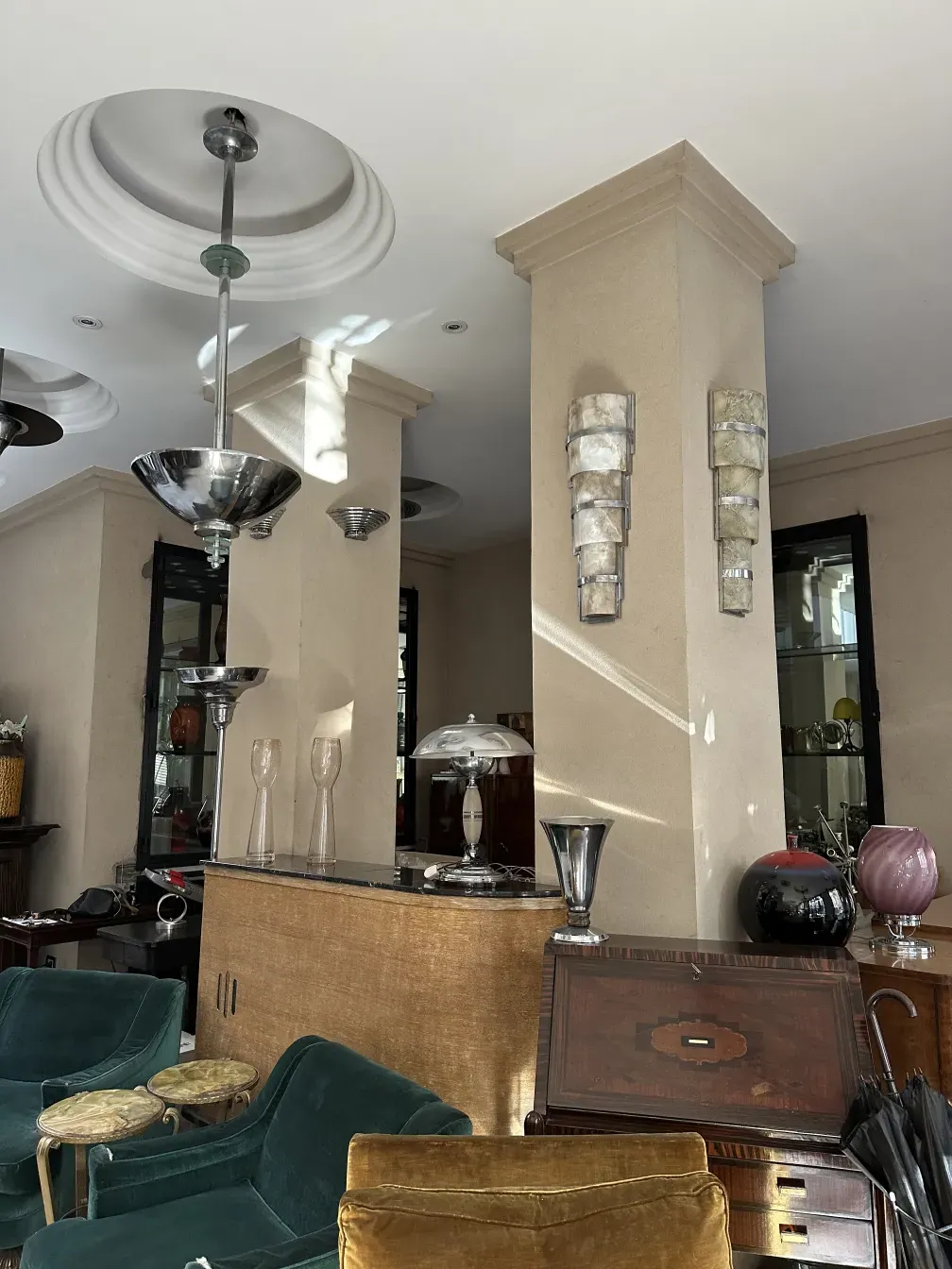 Mueble bar antiguo con lujosos acabados en un ambiente elegante.