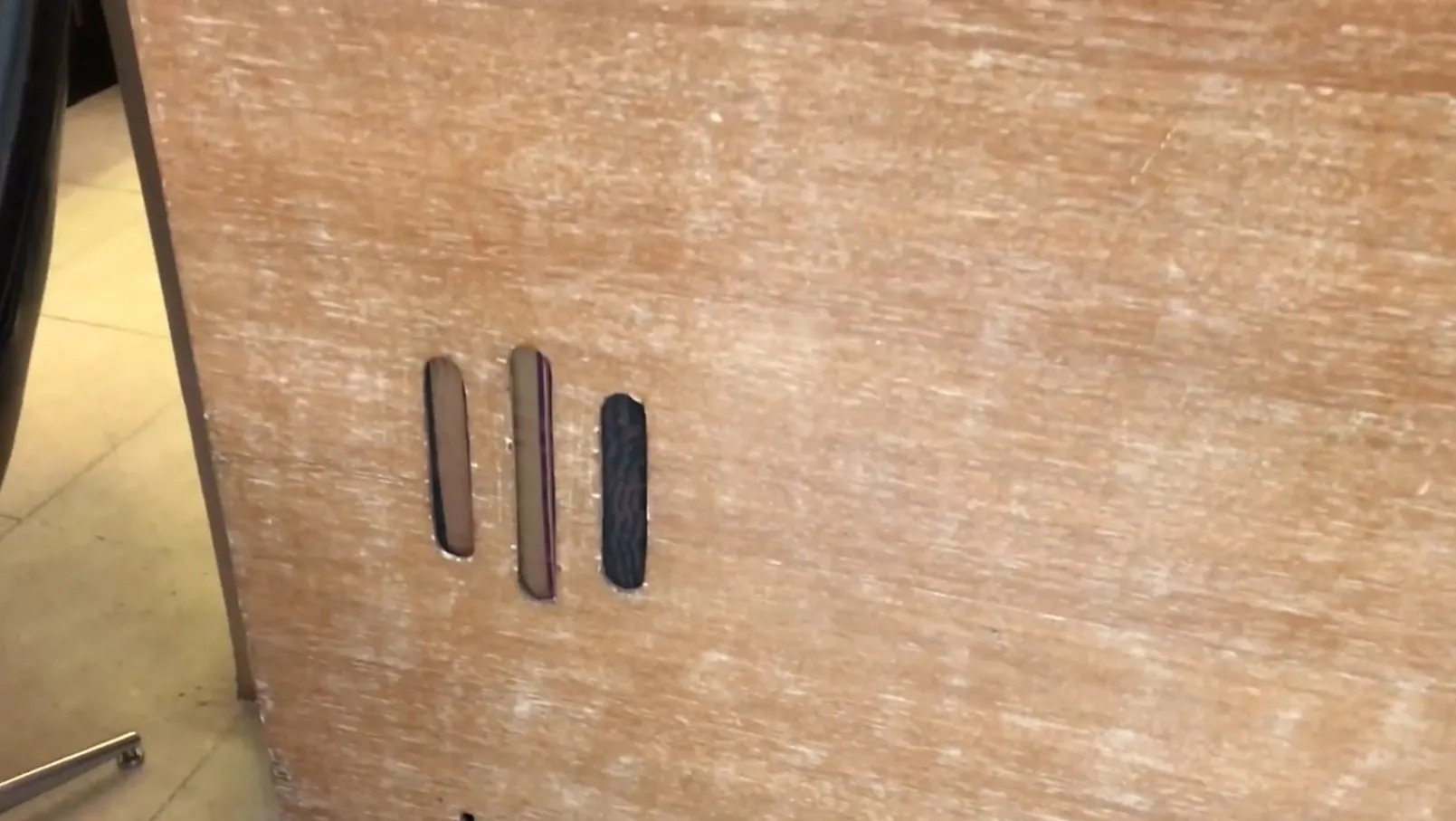 Detail eines antiken Cocktailschranks mit einzigartigen Oberflächen