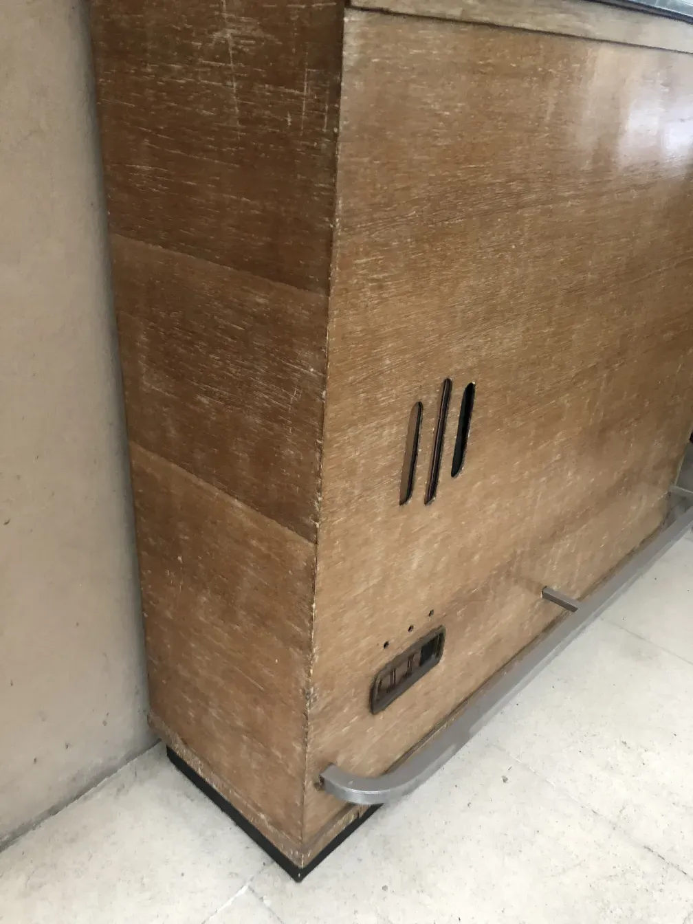 고전 바, 밝은 나무 마감 및 상단 선반 포함.