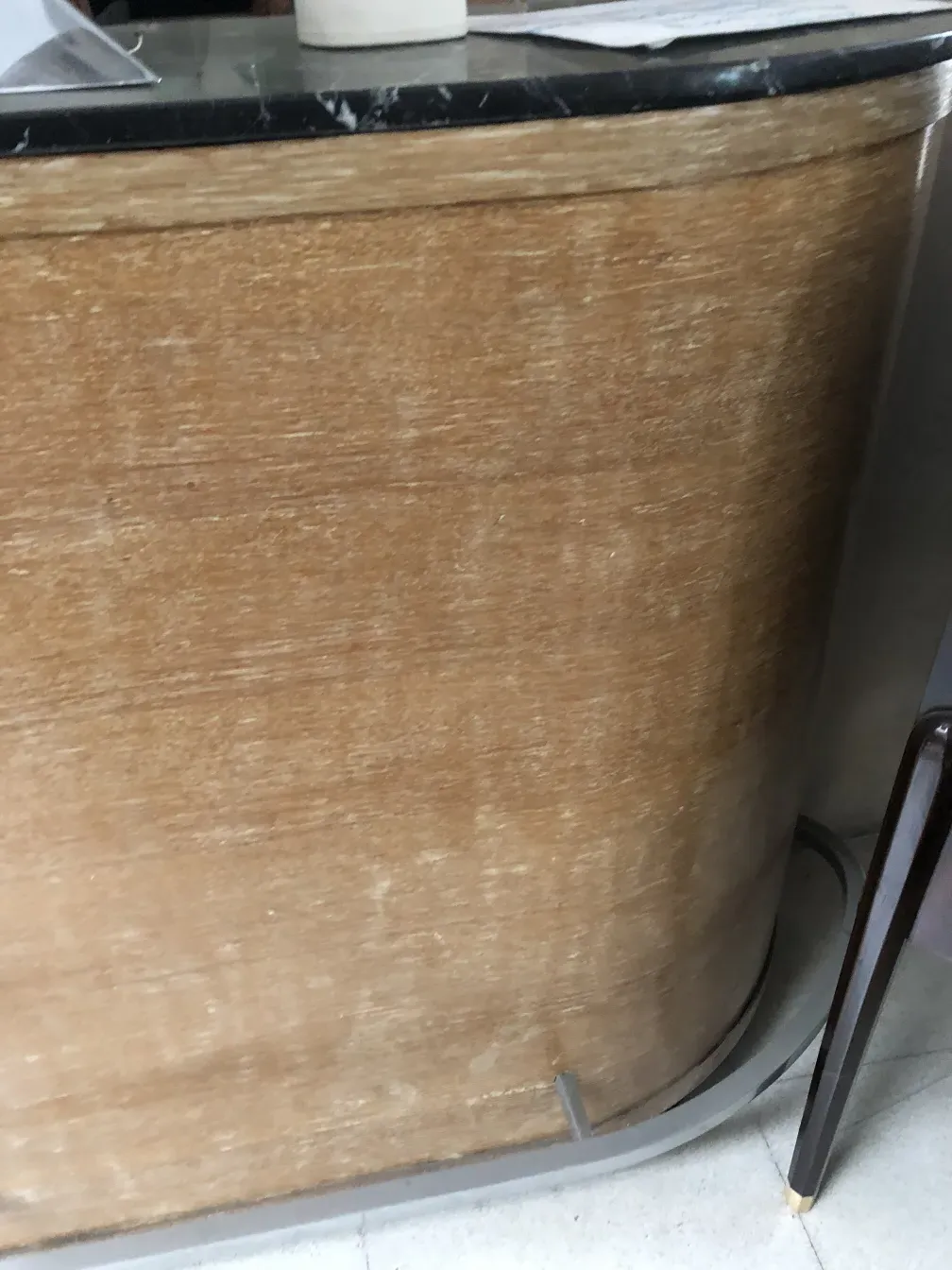 Meuble à cocktail ancien avec une finition naturelle, près d'un mur