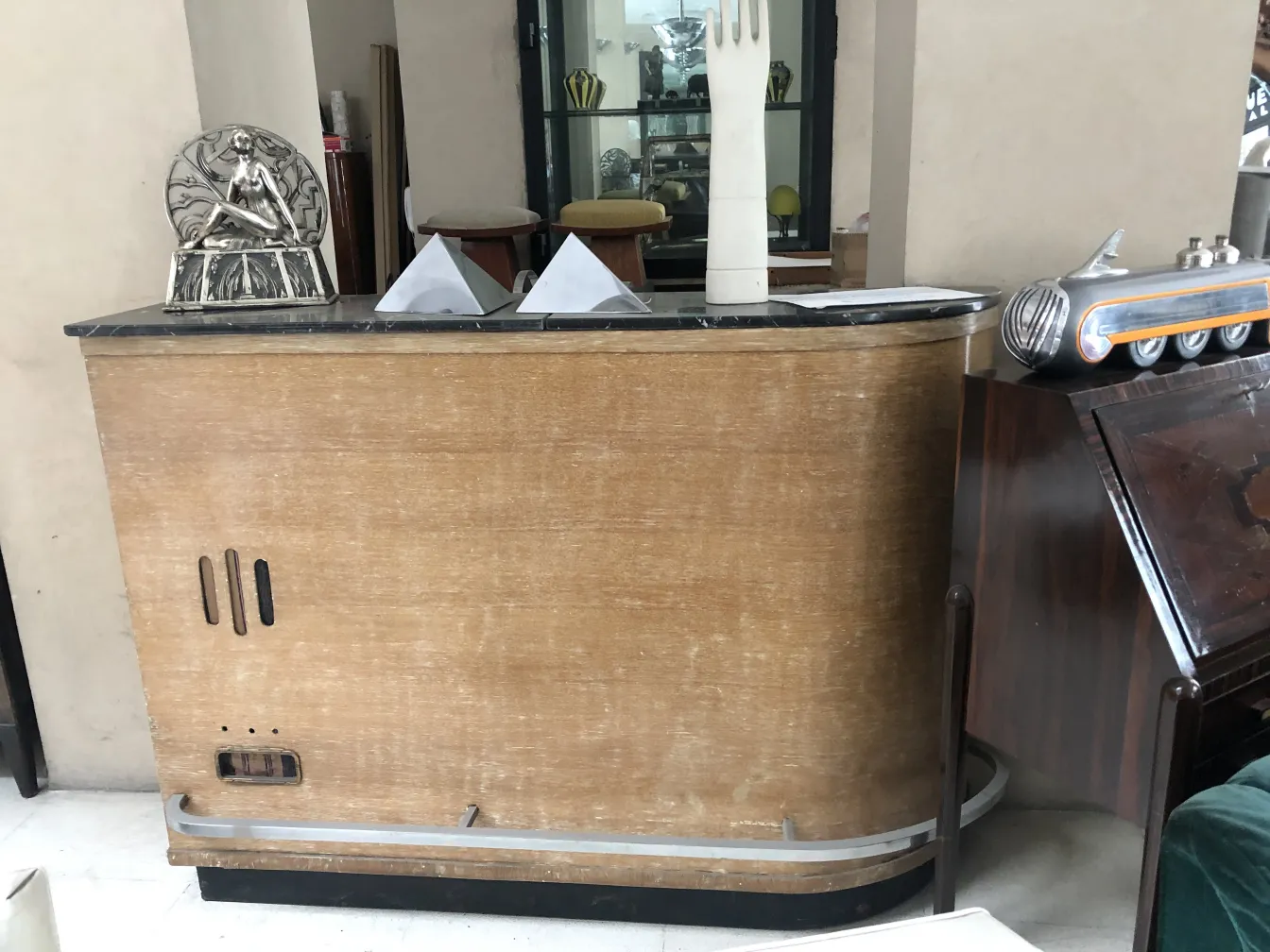 Meuble à cocktail antique en bois avec des détails élégants et classiques.