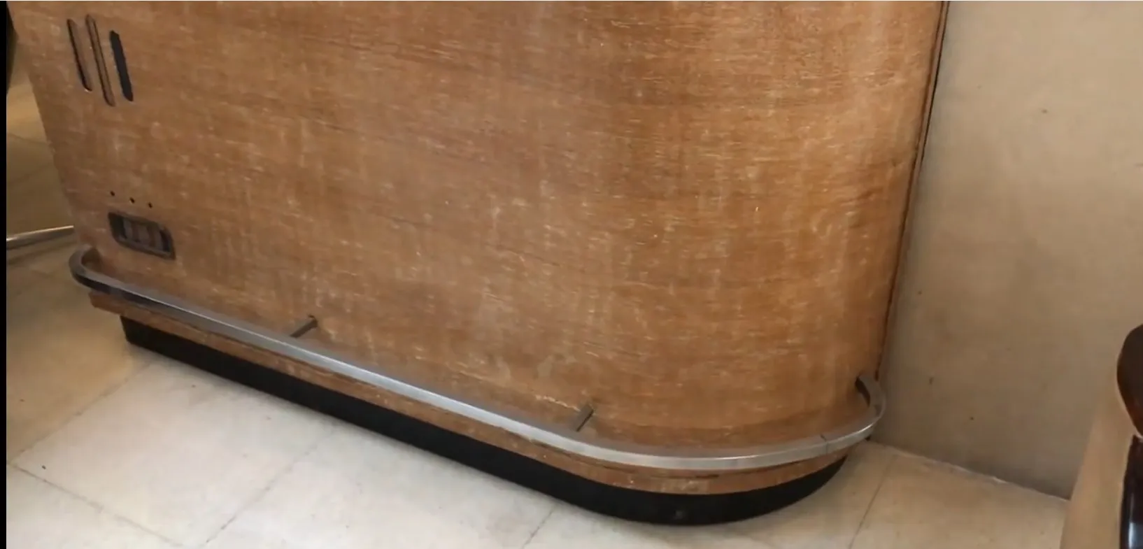 mueble bar antiguo con detalles en metal, ambiente acogedor