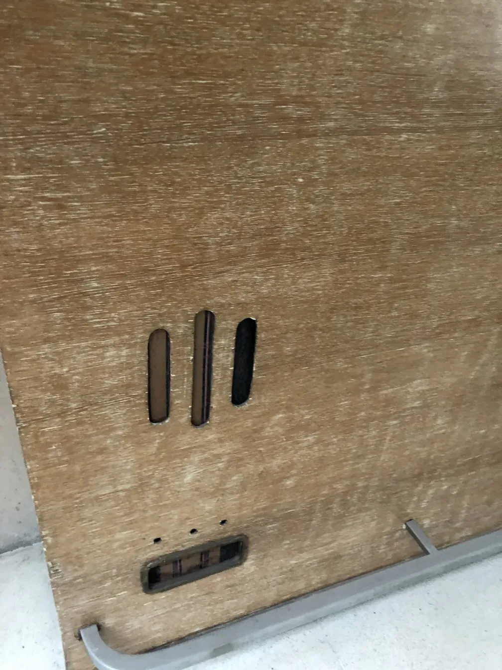 Mobile bar antico con dettagli unici e accessori