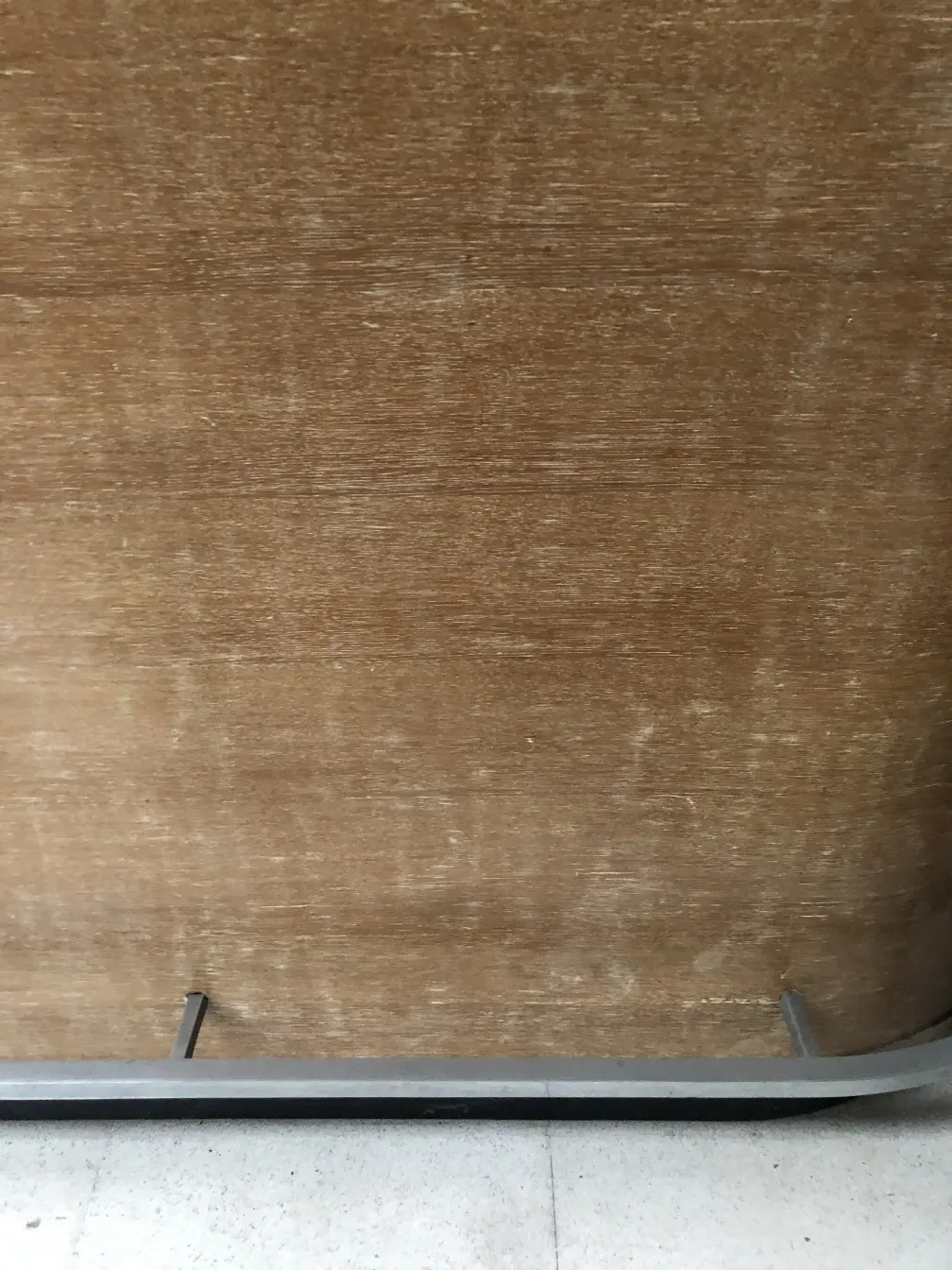 Антикварный деревянный бар с классической отделкой.