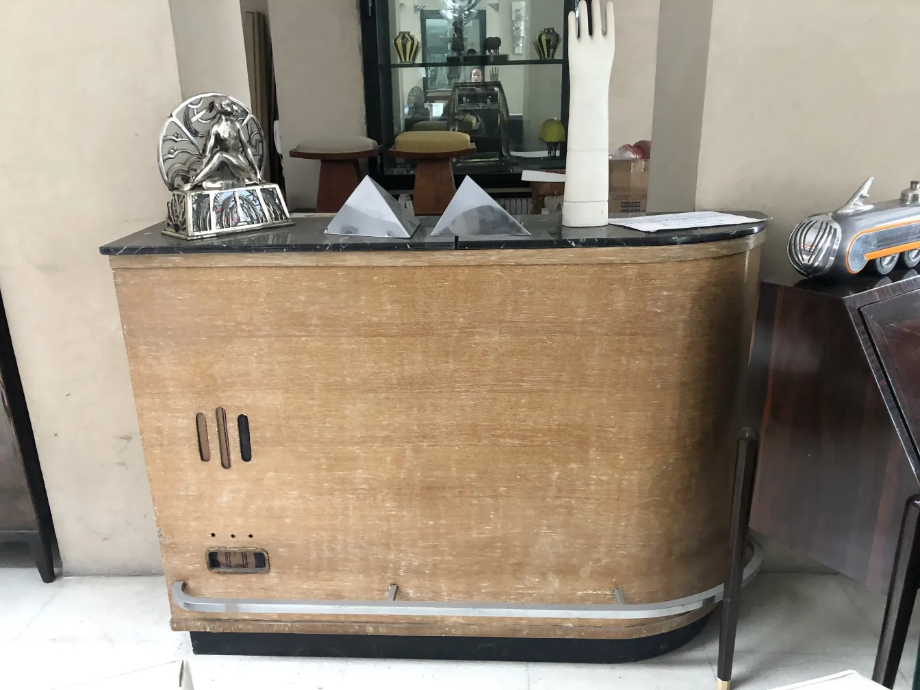 Mobile bar antico con dettagli di design, decorato con oggetti secondari. Un ambiente elegante.