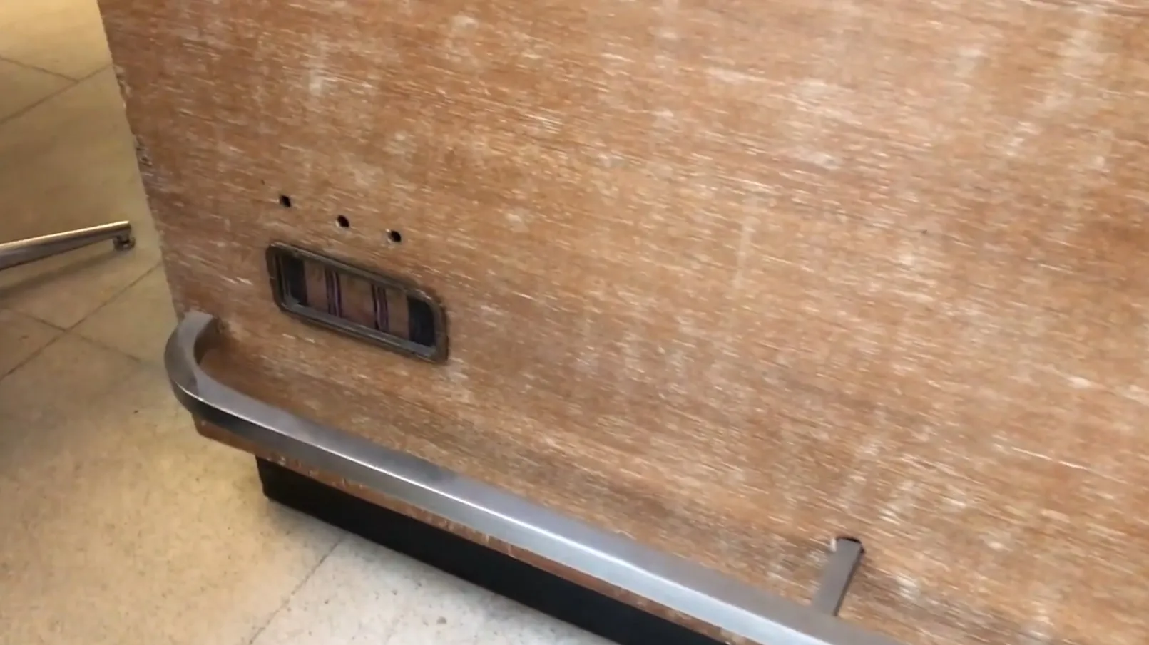 Bar aparador antigo com design único, estilo clássico.