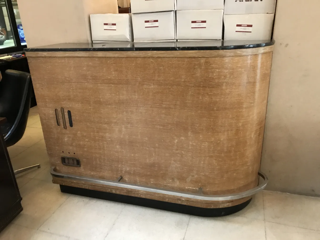 Bar antigo com design elegante e funcional.