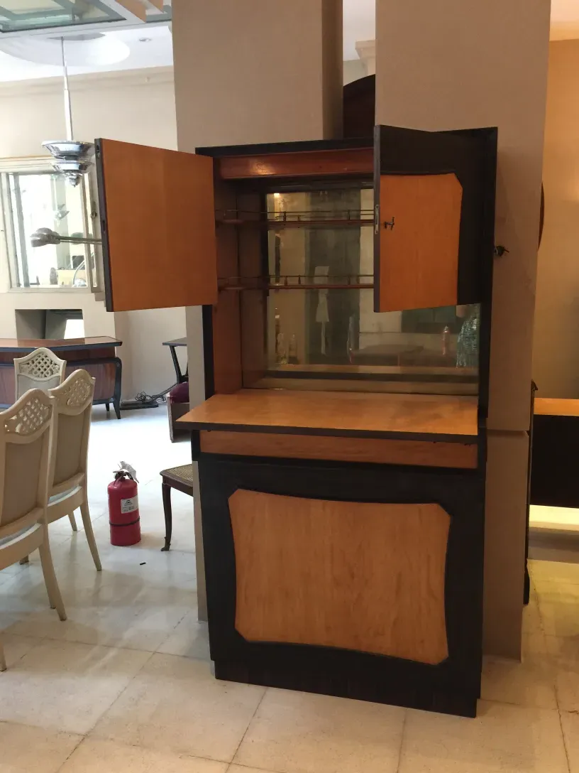 mobile bar antico con specchi e dettagli in legno, atmosfera elegante