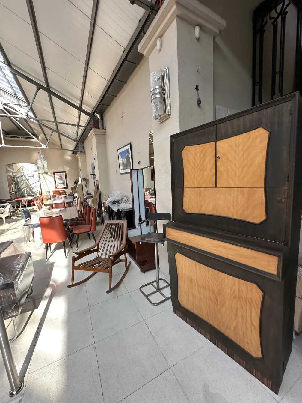 Meuble bar ancien en bois avec des portes au design élégant.