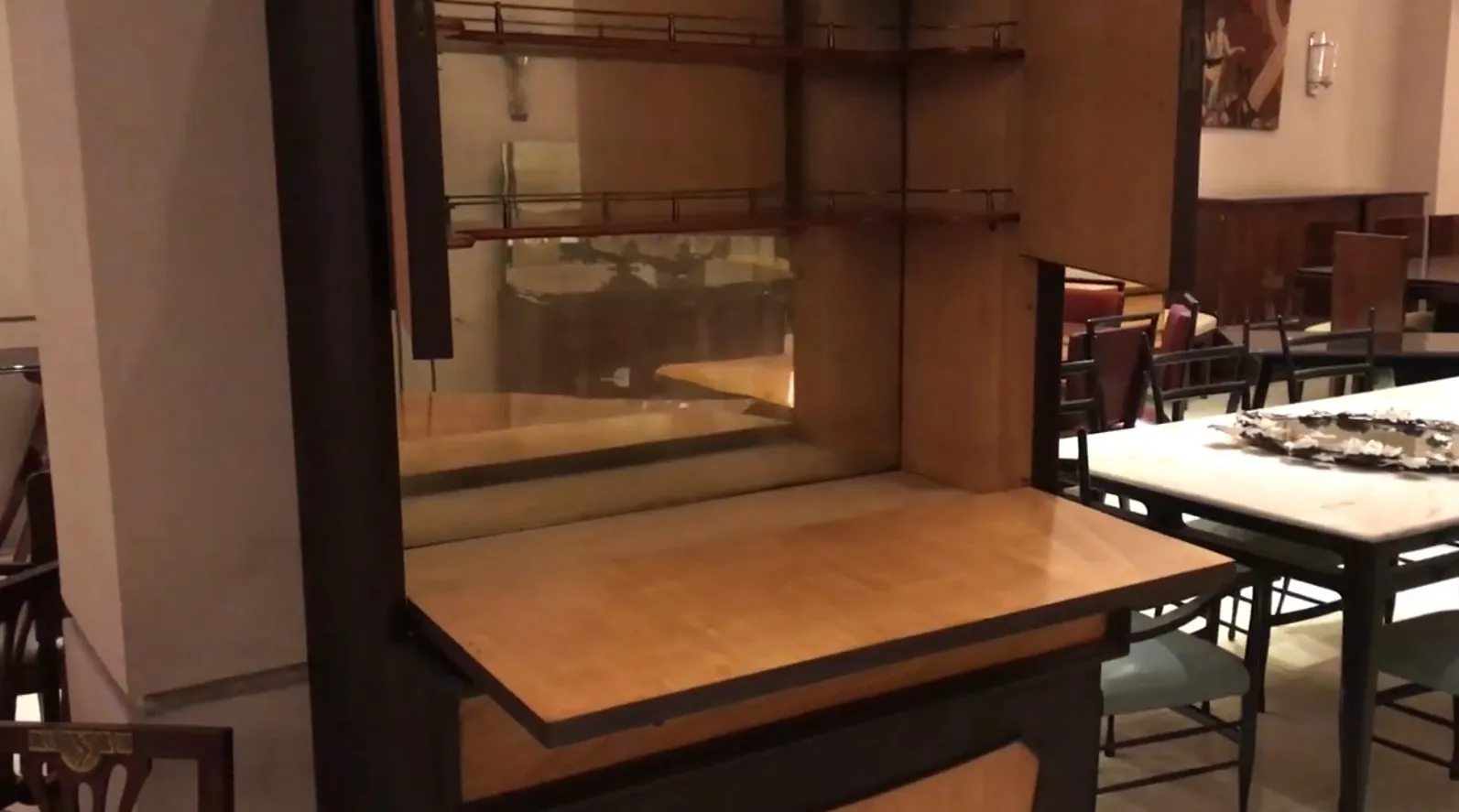 Mobile bar antico in legno con mensole