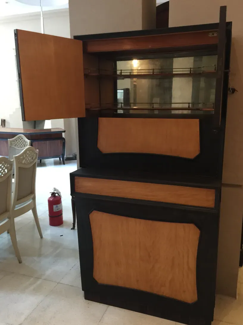 木製が明るい色と暗い色を使用したアンティークカクテルキャビネット。