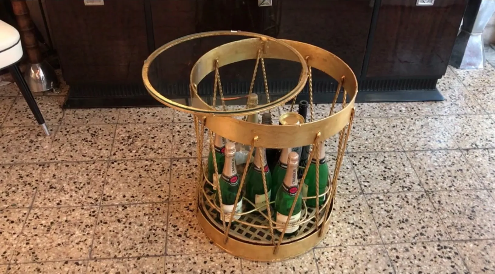 Bar antigo com garrafas verdes de champanhe e design elegante.