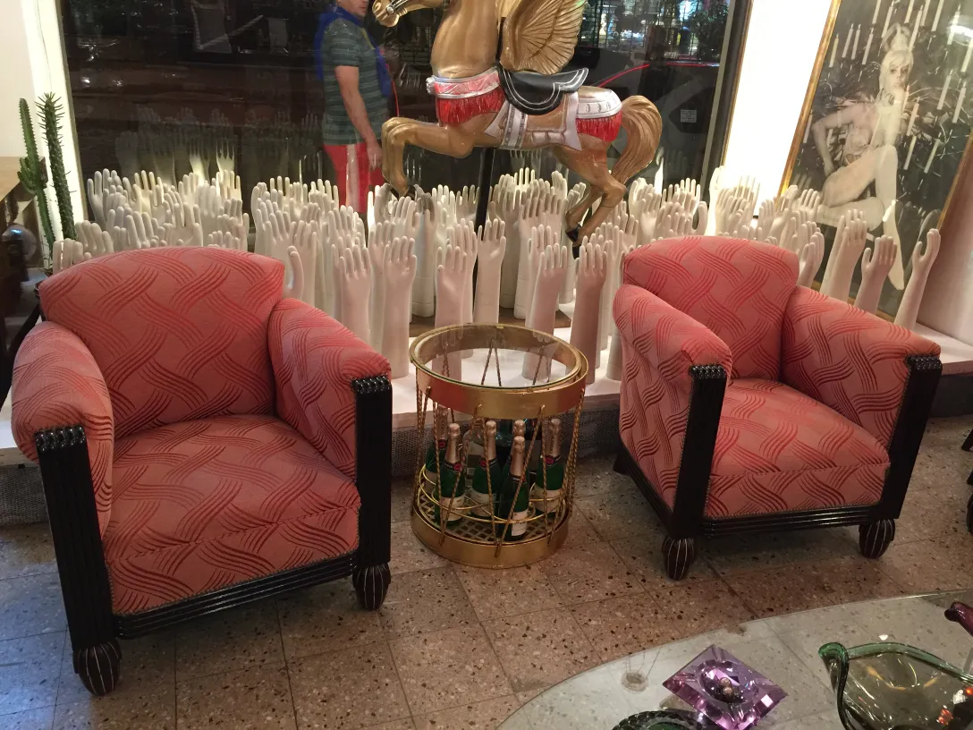 Bar antigo com cadeiras em um ambiente eclético