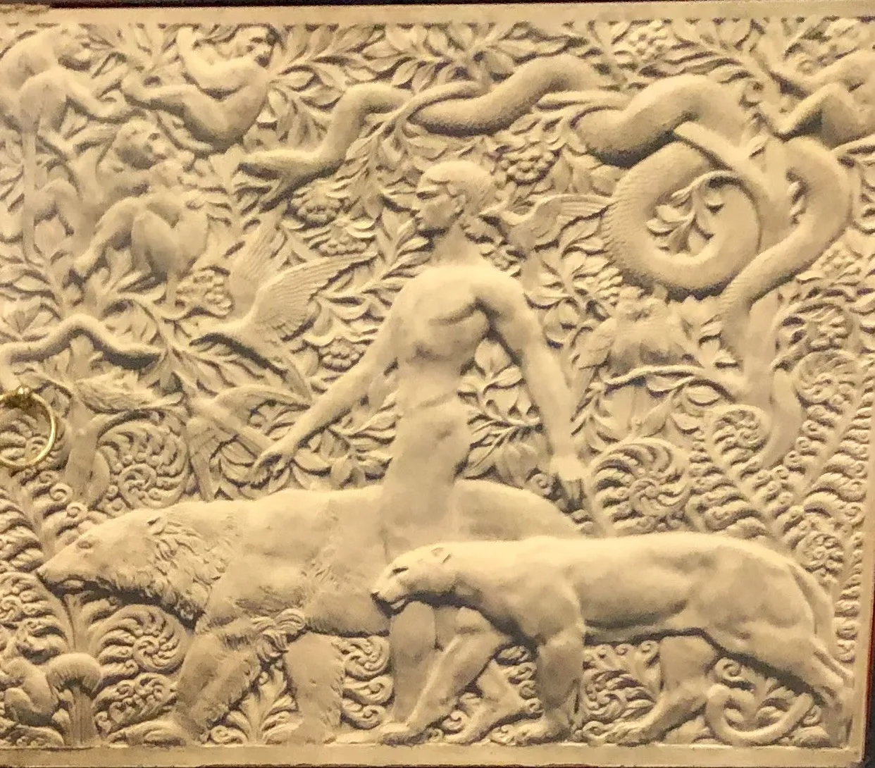 relieve artístico de una antigua biblioteca con animales y vegetación