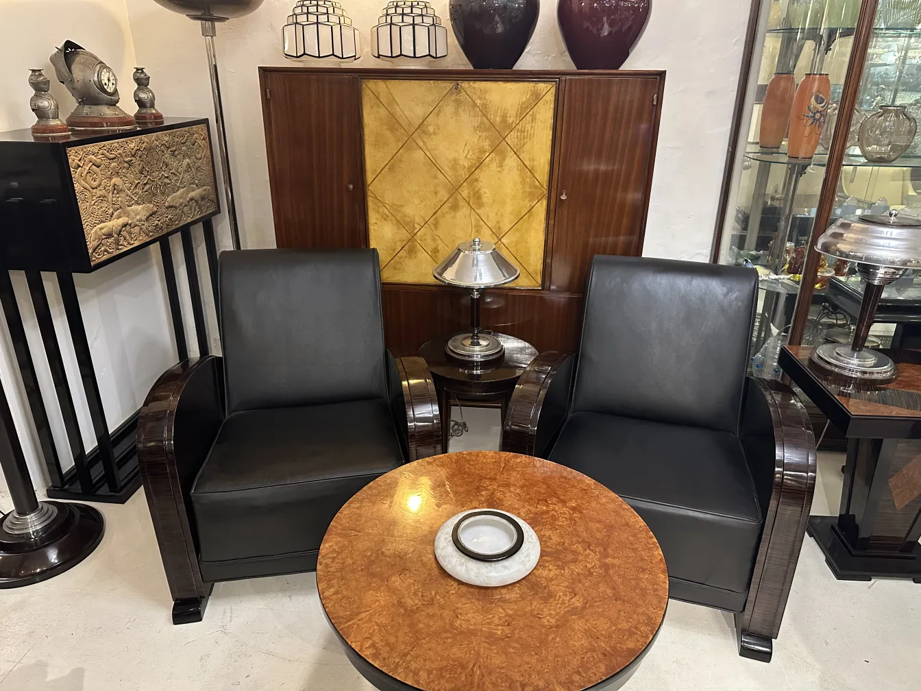 bibliothèque ancienne avec deux fauteuils et une table