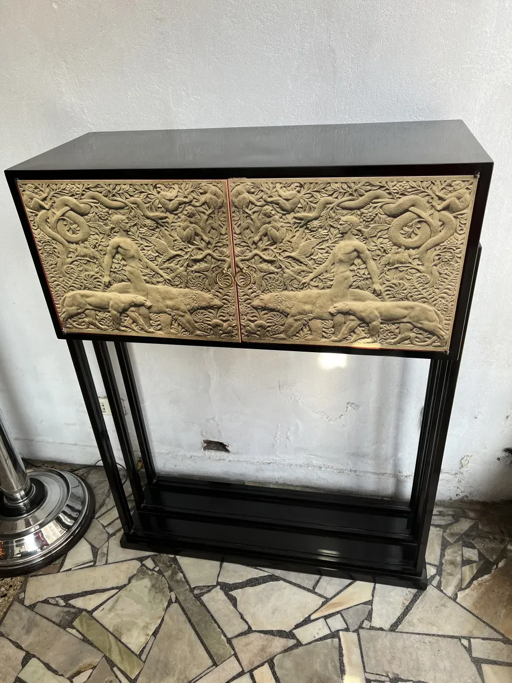 libreria antica con dettagli intagliati e design elegante