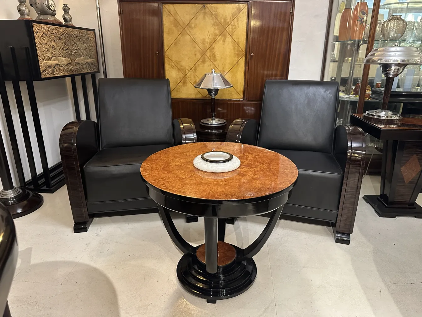 Libreria antica con un design unico di Marcelo peña, circondata da sedie eleganti e decorazioni classiche.