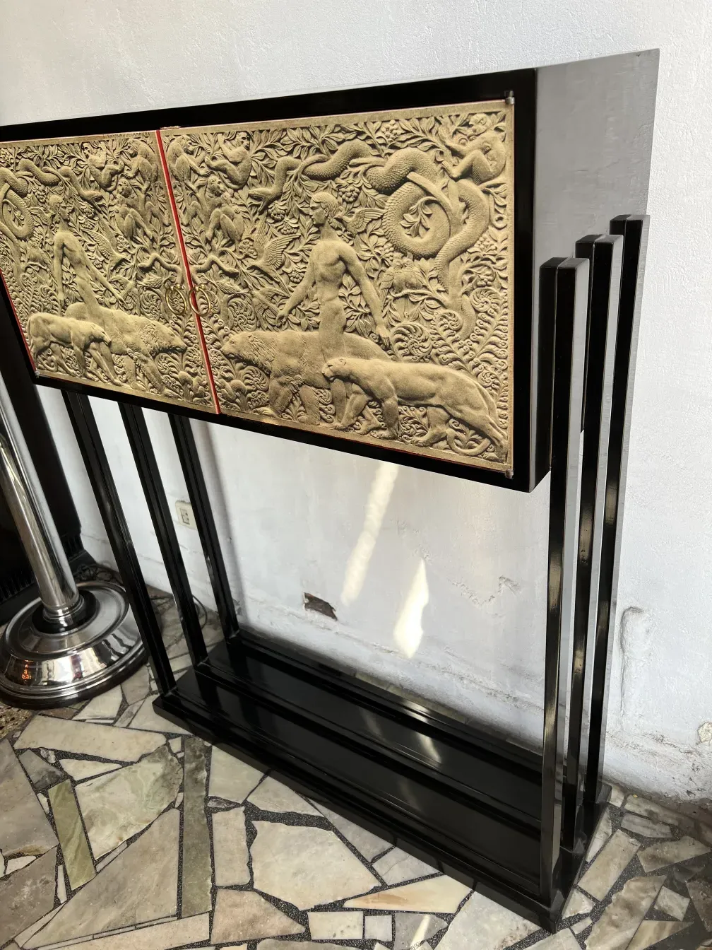 estante de livros antigo com detalhes em relevo, ambiente acolhedor