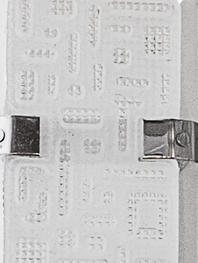 Antica coppia di applique orrefors con dettagli decorativi in rilievo.