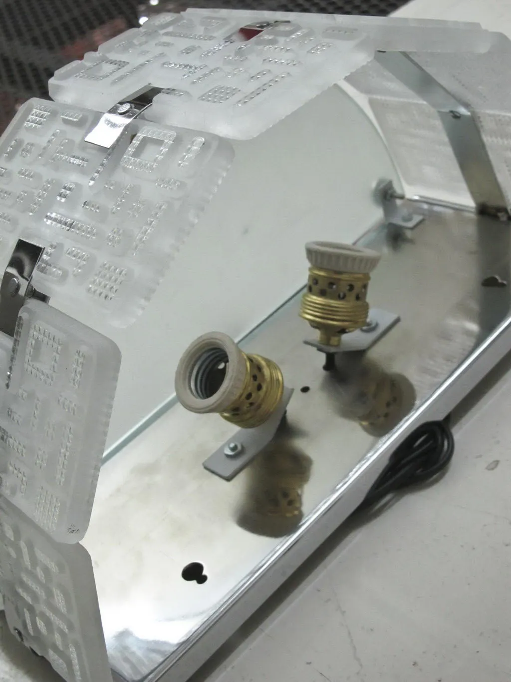 Einzigartiges antikes Paar Wandleuchter mit Metalldesign