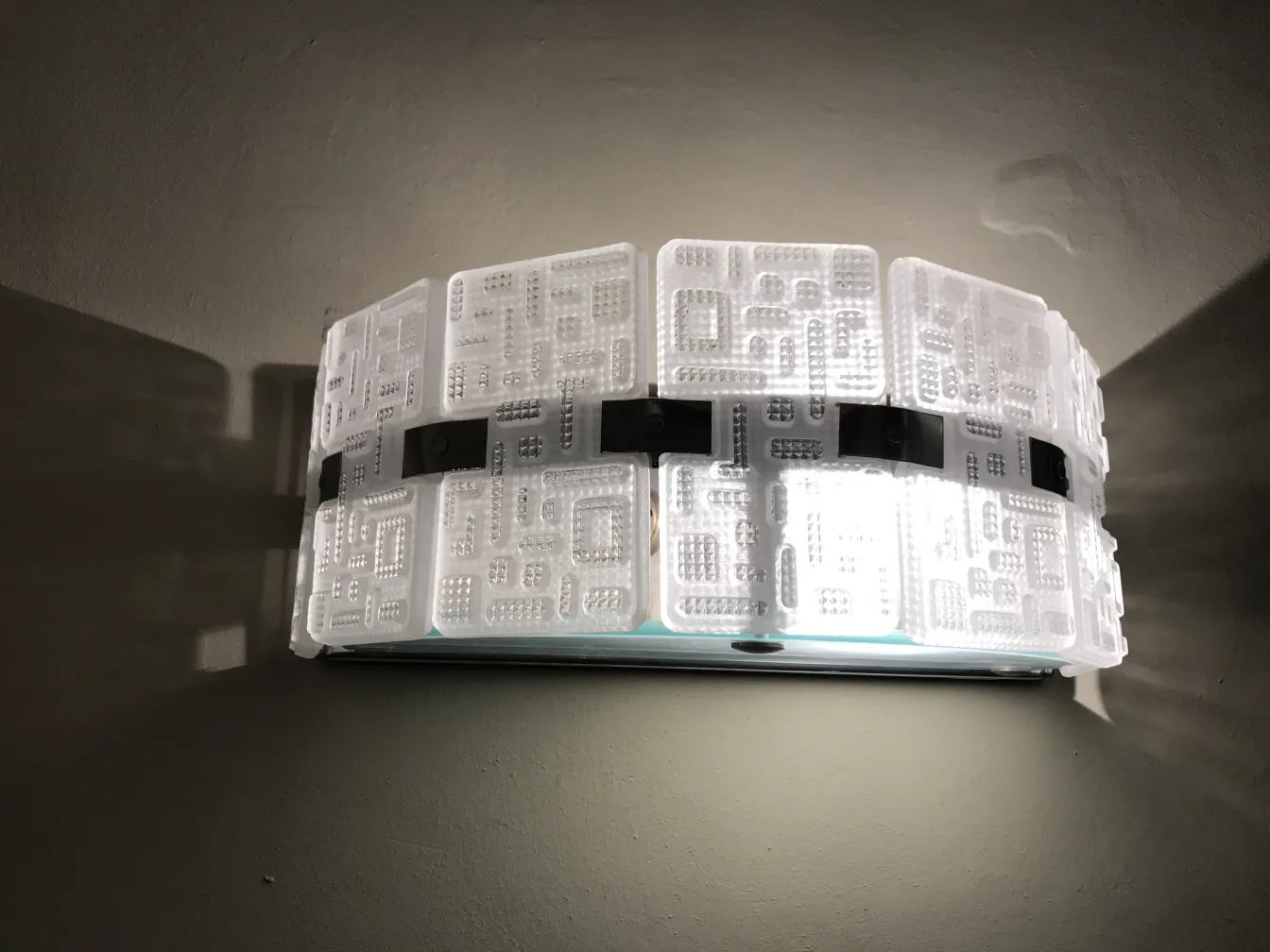 Coppia di applique antiche con design brillante e compatto