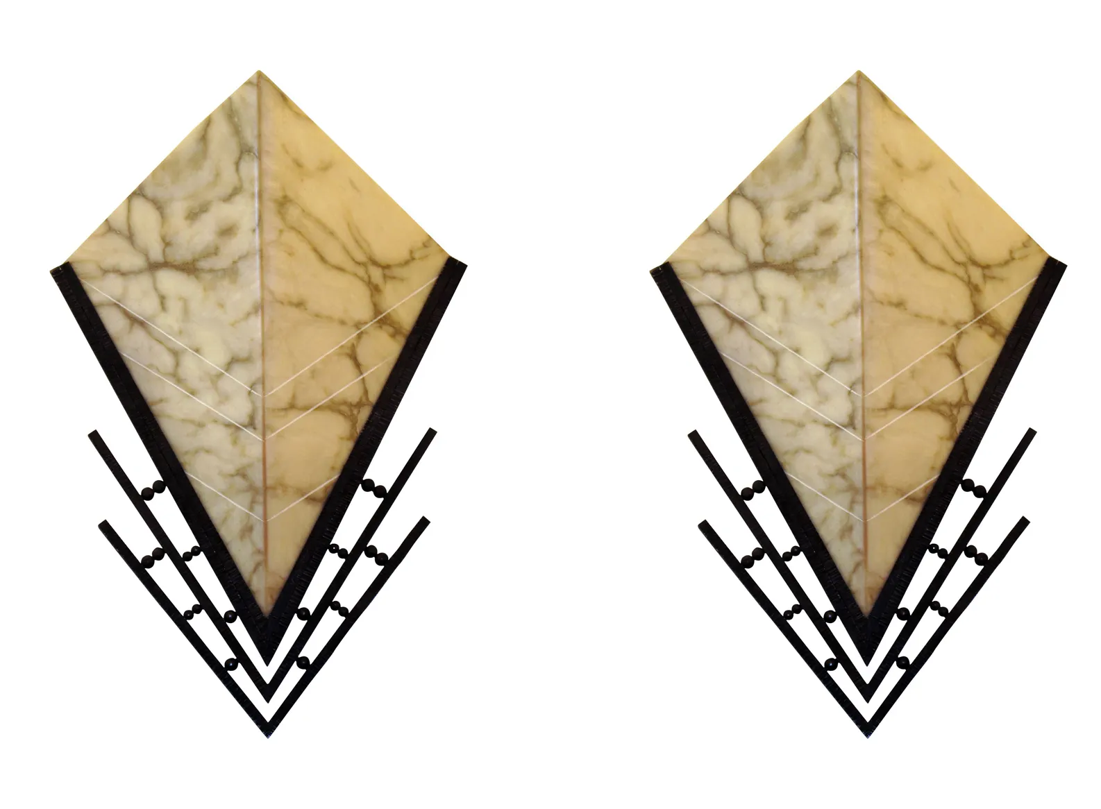 Par de luminárias de parede antigas em forma de diamante com detalhes geométricos