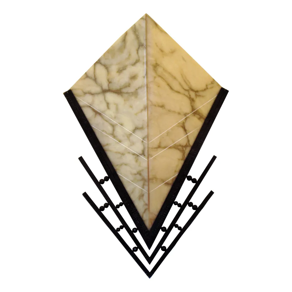 一对古董壁灯，设计独特，色彩温暖