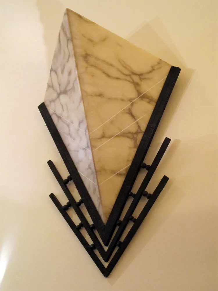 Apliques antiguos de diseño geométrico en tonos neutros, con un estilo atractivo y decorativo.