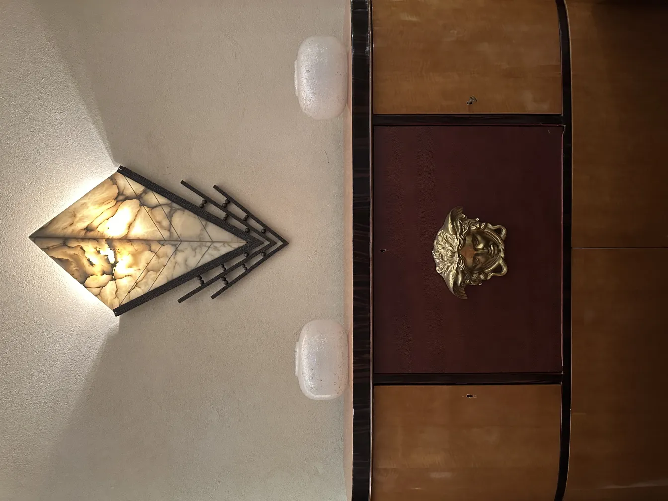 Par de luminárias de parede antigas com design elegante e luz quente. Cria um ambiente aconchegante.