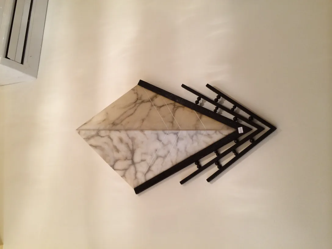 Par de apliques antiguos de diseño elegante sobre pared clara, con detalles decorativos.