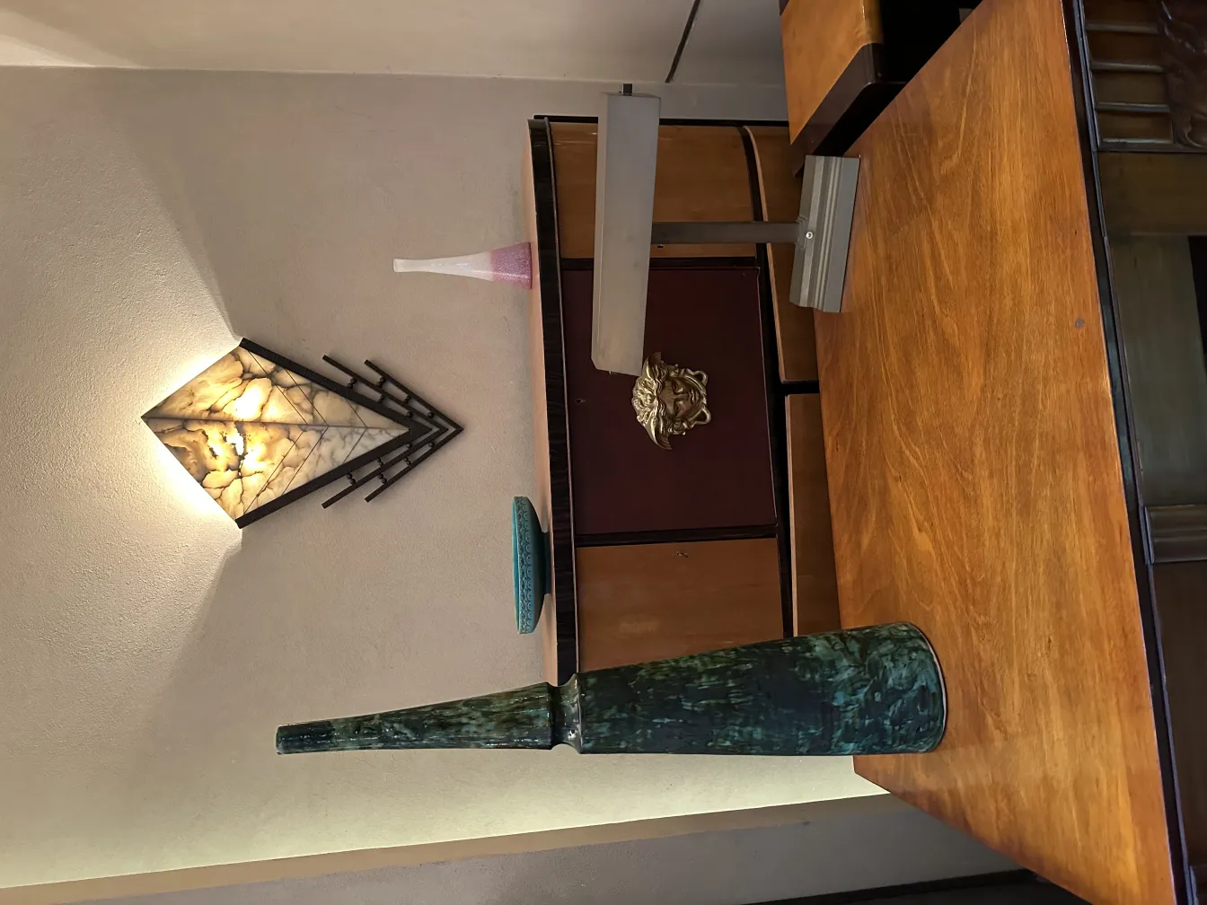 Antike Wandleuchter mit sanftem Licht in modernem Umfeld