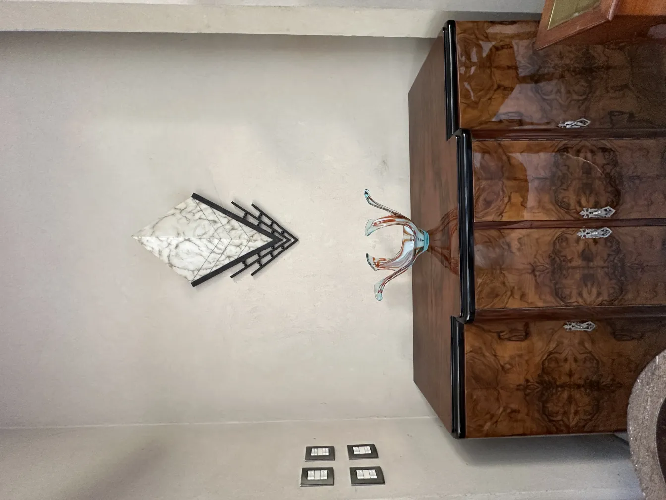 Coppia di applique antiche con design geometrico in un ambiente elegante.